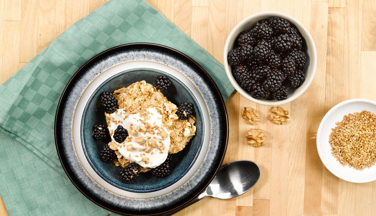 Bol proteico de requesón, moras y Weetabix Bol proteico de requesón, moras y Weetabix