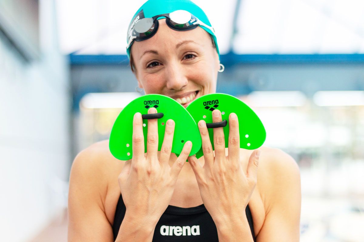 Con palas como las arena Elite Finger Paddle Jessica trabaja la técnica y obtiene más sensaciones del agua que solo con las manos Con palas como las arena Elite Finger Paddle Jessica trabaja la técnica y obtiene más sensaciones del agua que solo con las manos