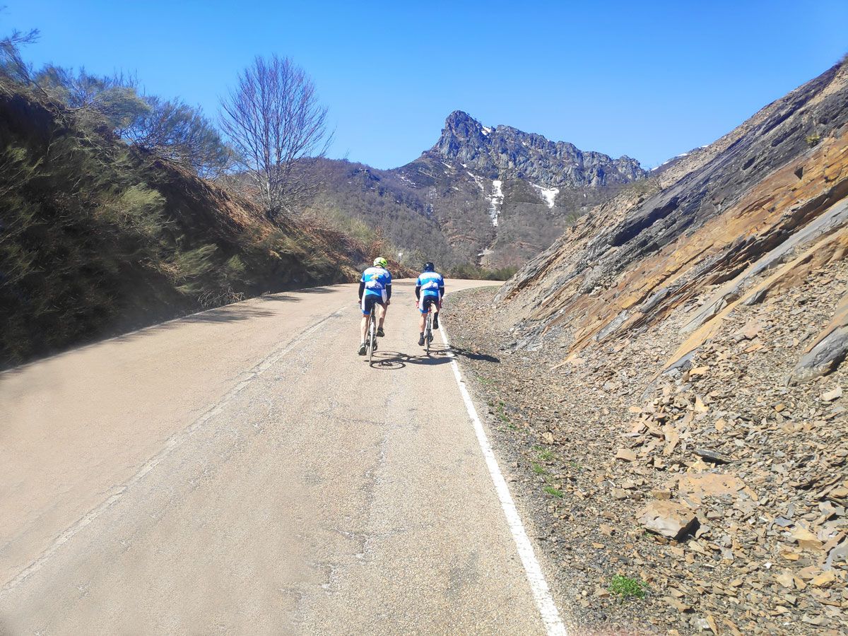 Pedaleando por la Sierra de La Cabrera Pedaleando por la Sierra de La Cabrera