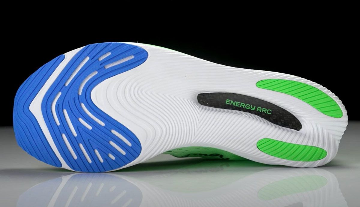 Así es la nueva placa de carbono de New Balance que llegará en dos nuevas zapatillas y se llama Energy Arc.