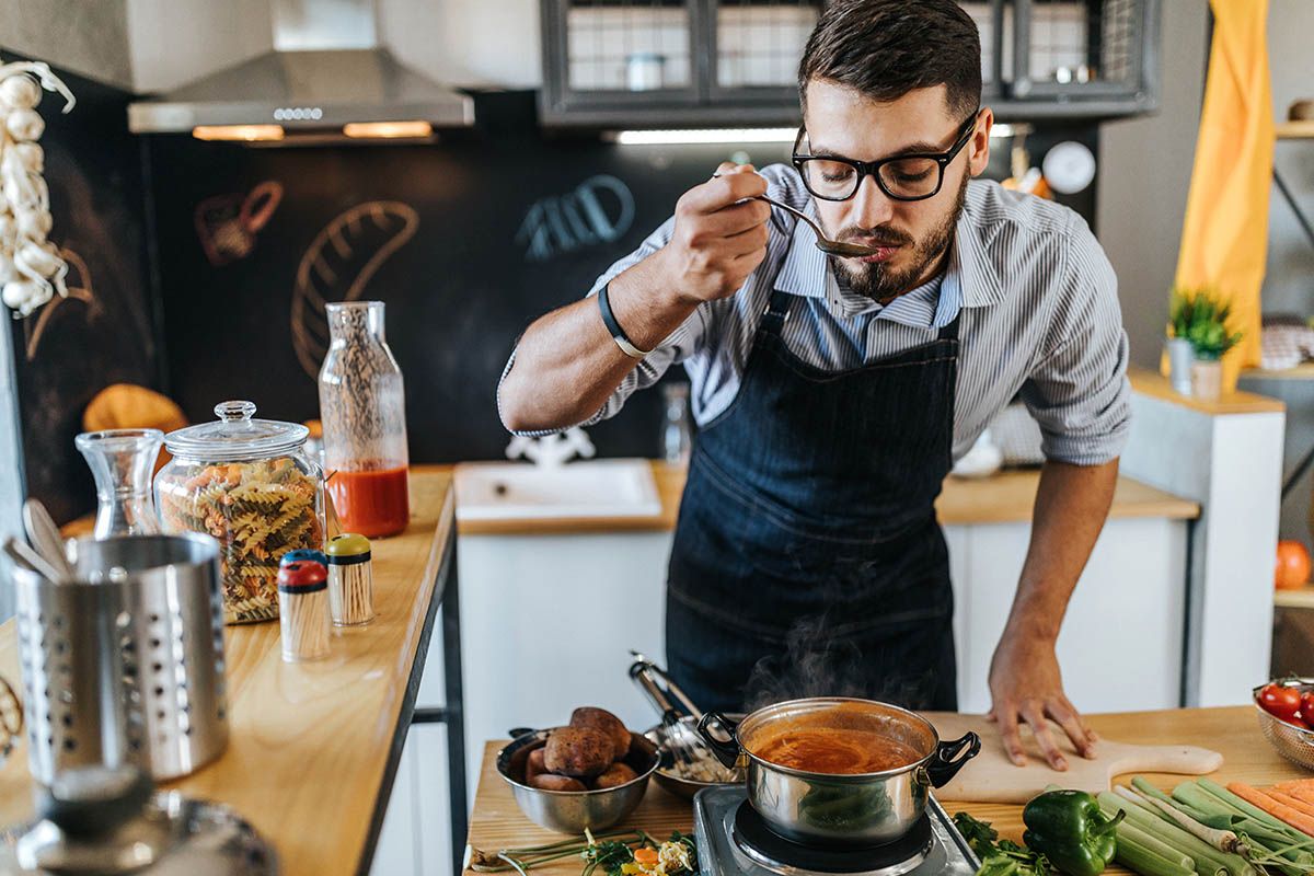 hombre cocinar sopa cocina iStock 1082202128 hombre cocinar sopa cocina iStock 1082202128