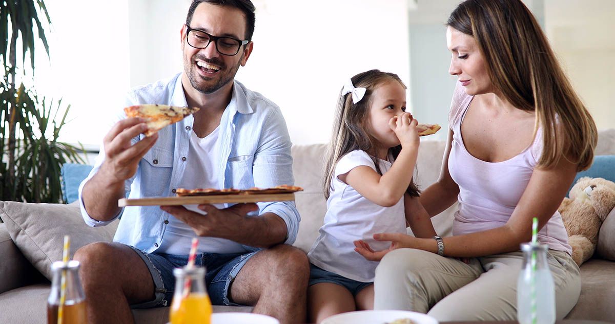 familia comiendo pizza iStock 887529660 familia comiendo pizza iStock 887529660