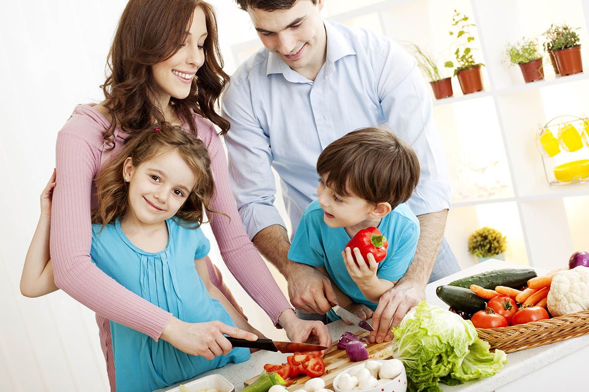 familia niños comiendo sano iStock 000019515560 Full familia niños comiendo sano iStock 000019515560 Full