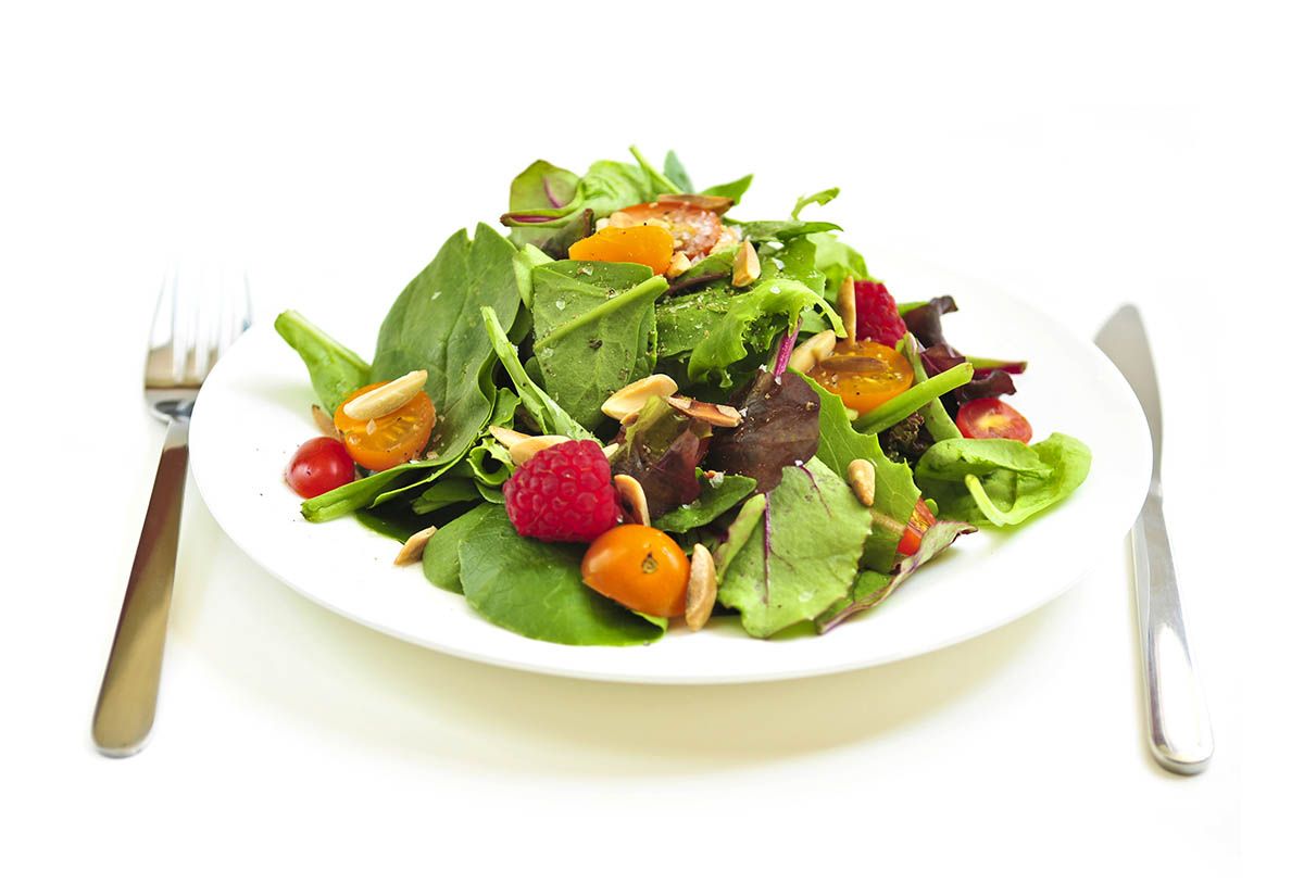 ensalada de espinacas frambuesas y tomate 92097336