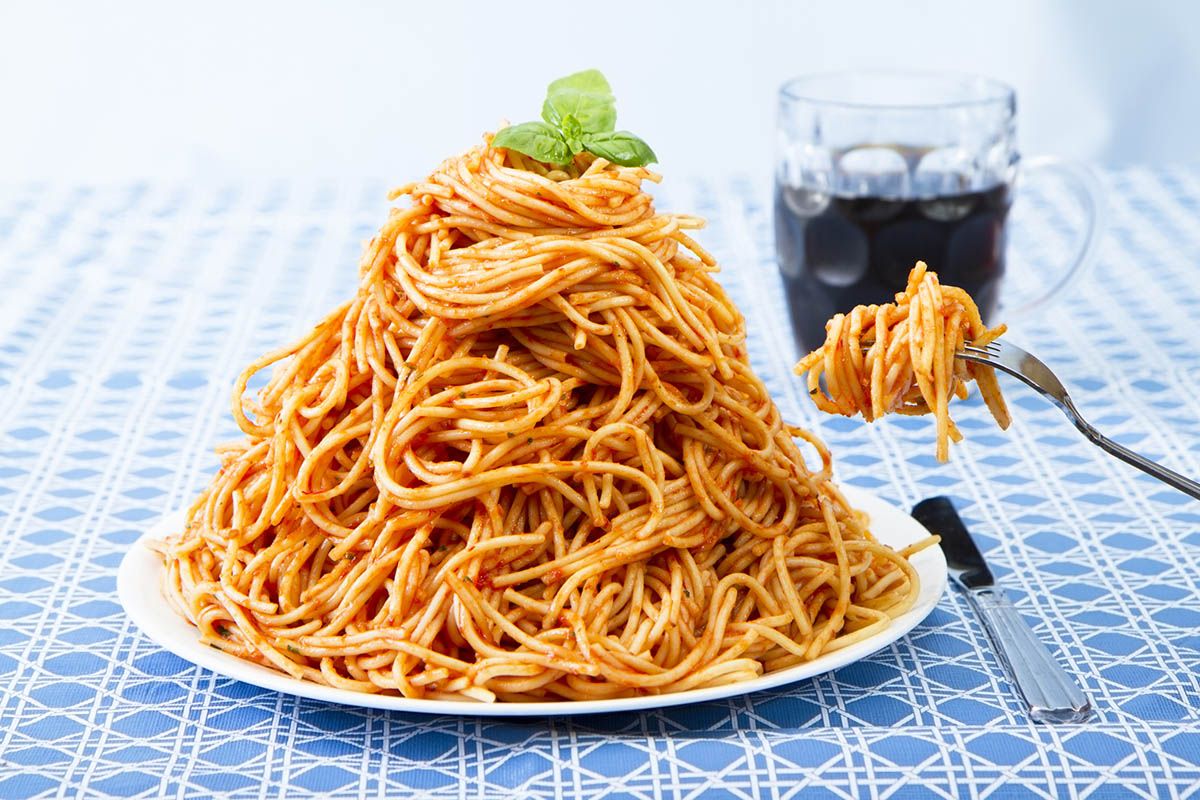 plato gigante de pasta iStock 155014527