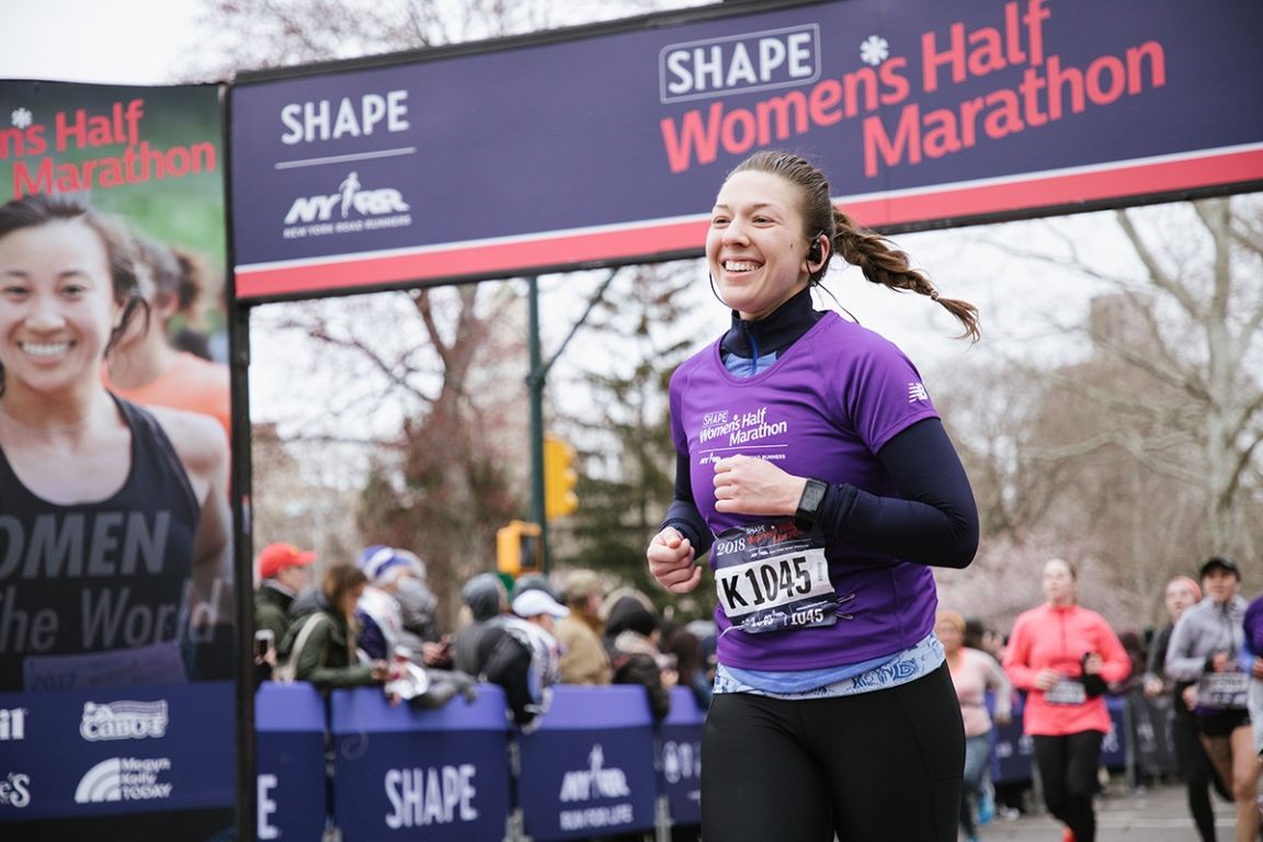 Una de las participantes cruzando la línea de llegada de la carrera para mujeres de Nueva York.