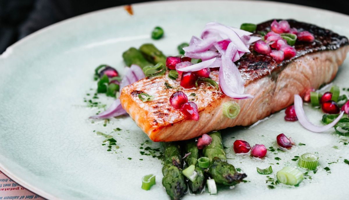 Salmón al eneldo y verduras asadas al horno Salmón al eneldo y verduras asadas al horno