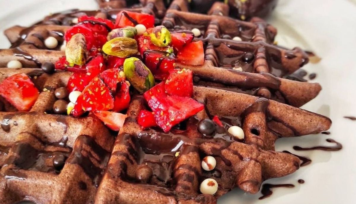 GOFRES DE CHOCOLATE CON FRESAS Y PISTACHOS MYREALFOOD GOFRES DE CHOCOLATE CON FRESAS Y PISTACHOS MYREALFOOD