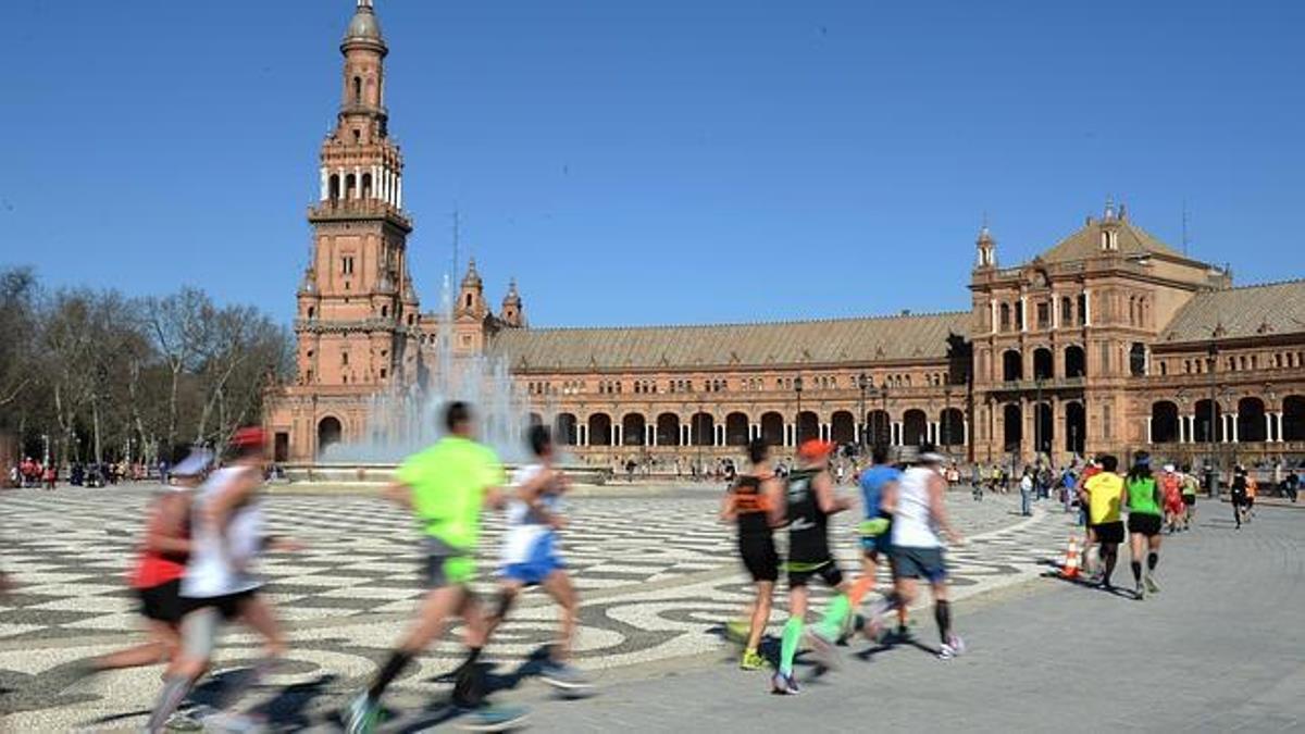 Un lujo para los participantes en el nuevo 5 km de Sevilla: correr por la espectacular Plaza de España.