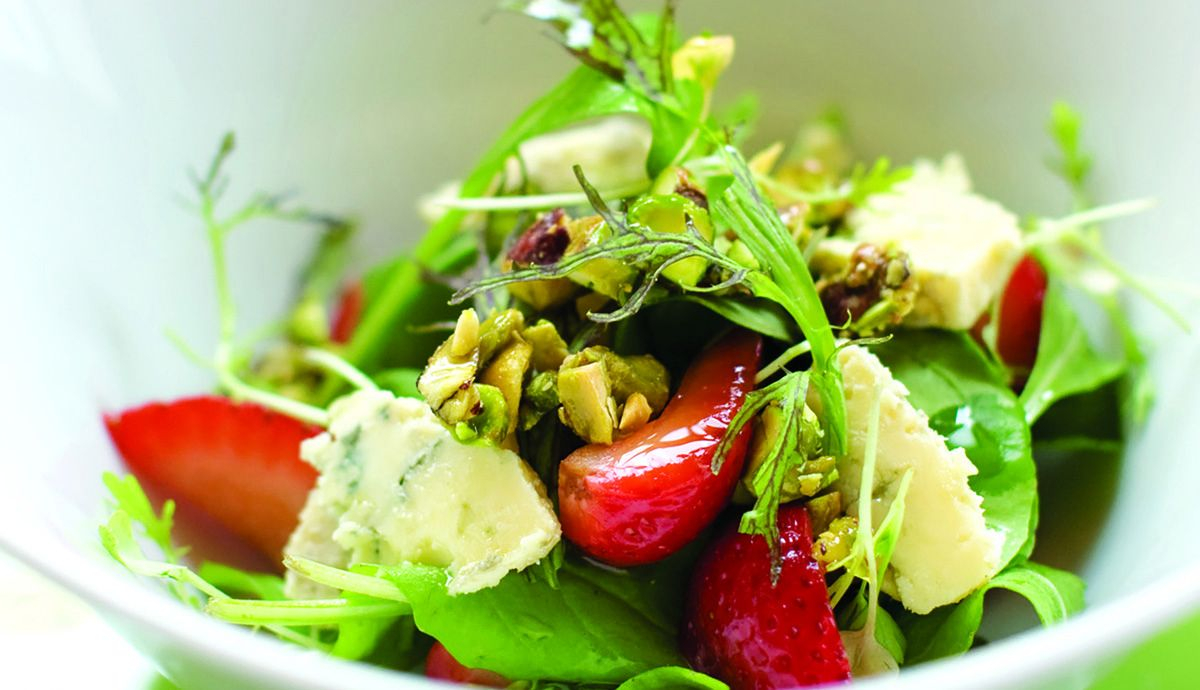 Ensalada rucula fresas pistachos queso azul Ensalada rucula fresas pistachos queso azul