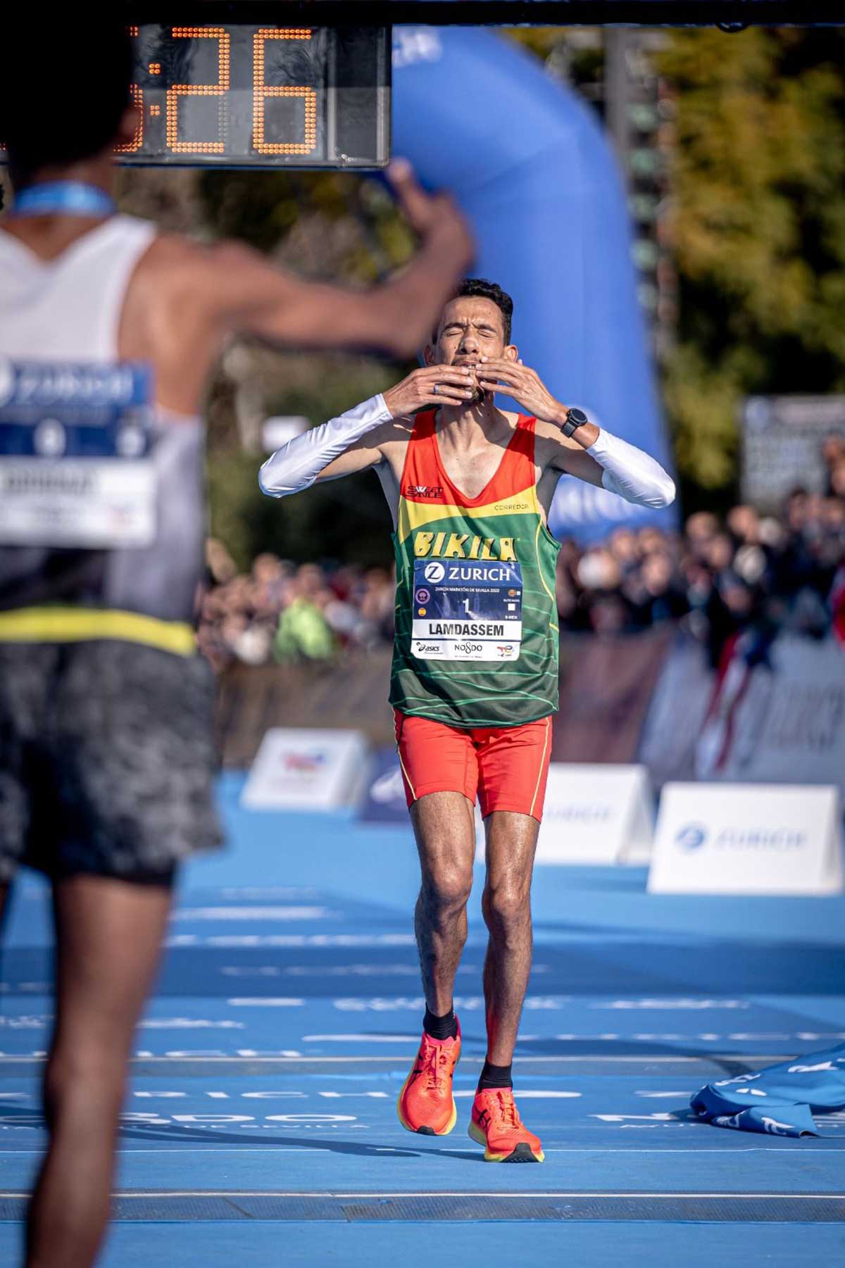 Ayad Lamdassem con las ASICS Metaspeed Sky con las que ha batido el récord de España. VSM PHOTOEVENTS. Ayad Lamdassem con las ASICS Metaspeed Sky con las que ha batido el récord de España. VSM PHOTOEVENTS.