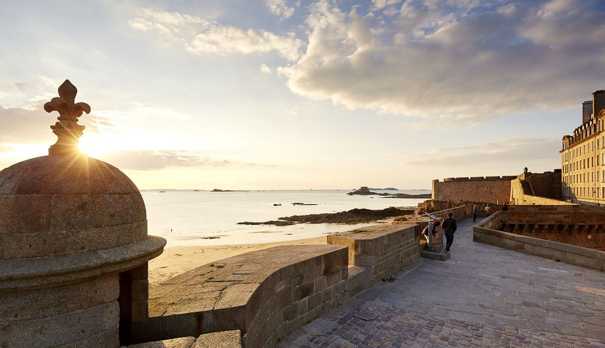 Paseo al atardecer en Saint Malo. Foto de ©LAMOUREUX Alexandre Paseo al atardecer en Saint Malo. Foto de ©LAMOUREUX Alexandre