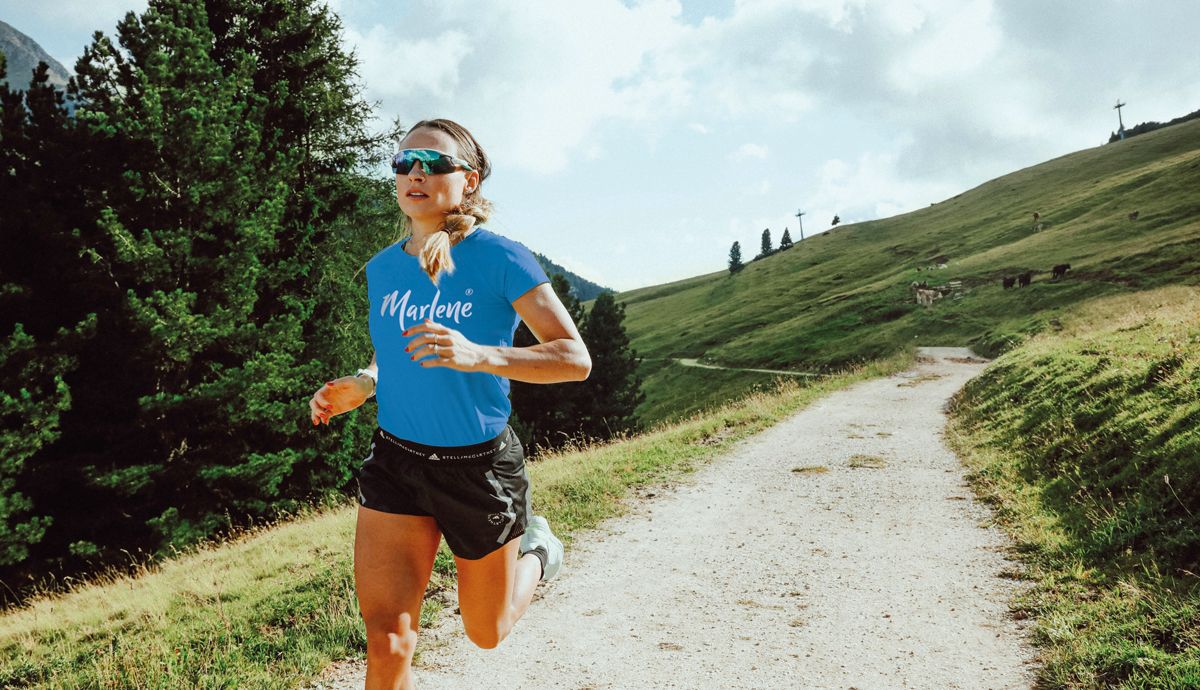 Fotomural Mujer atleta corriendo - mujer trail runner