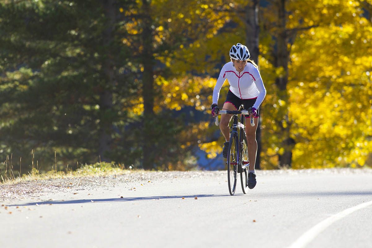 ciclismo mujer intenso iStock 534833467