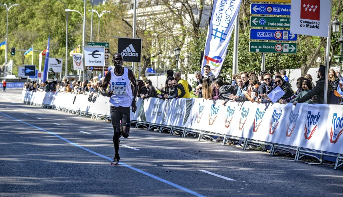 En Madrid Mark Kiptoo desposeyó del récord mundial M45 a una leyenda como Bernard Lagat. | Sportograf