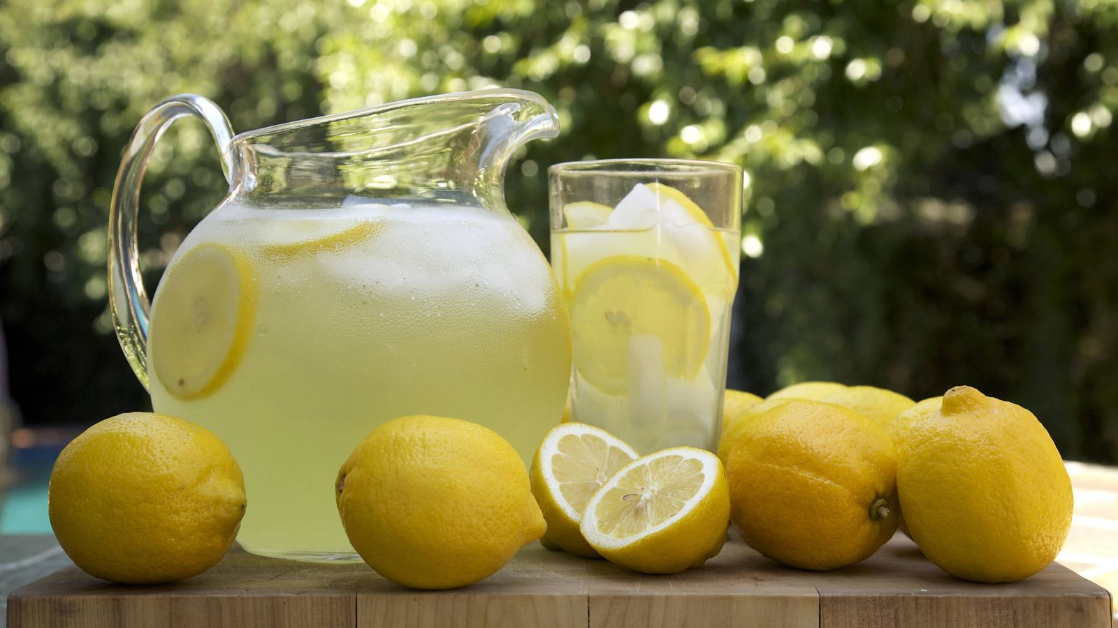 6 ventajas para tu salud de tomar agua con limón por las mañanas