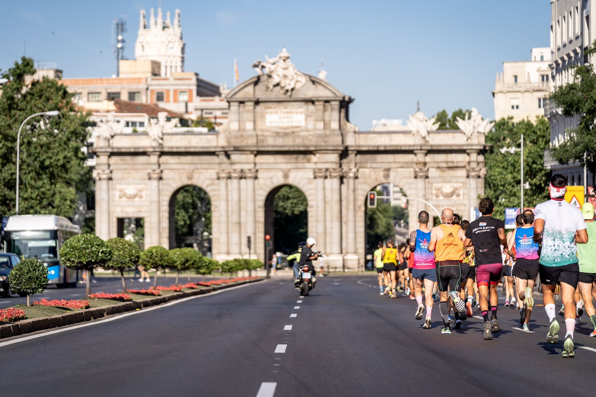 Los participantes de la Carrera Liberty al paso por la Puerta de Alcalá