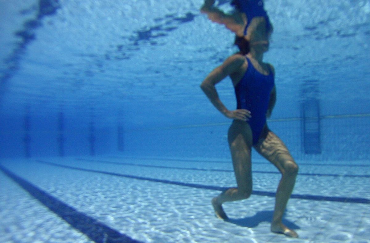 piernas fuertes bajo el agua