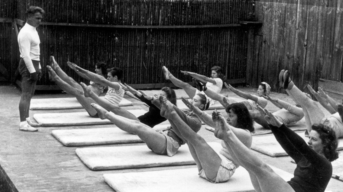 Pilates con un grupo de alumnas realizando el 'Teaser' Pilates con un grupo de alumnas realizando el 'Teaser'
