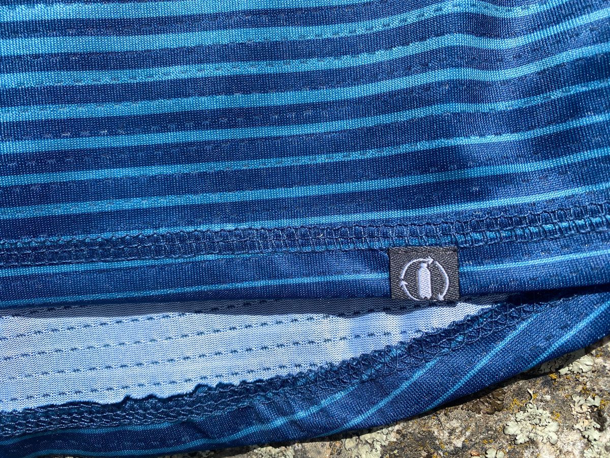 El corte de las 42k Ozone es algo más largo por atrás. Ese pequeño logotipo nos recuerda que están hechas de botellas recicladas.