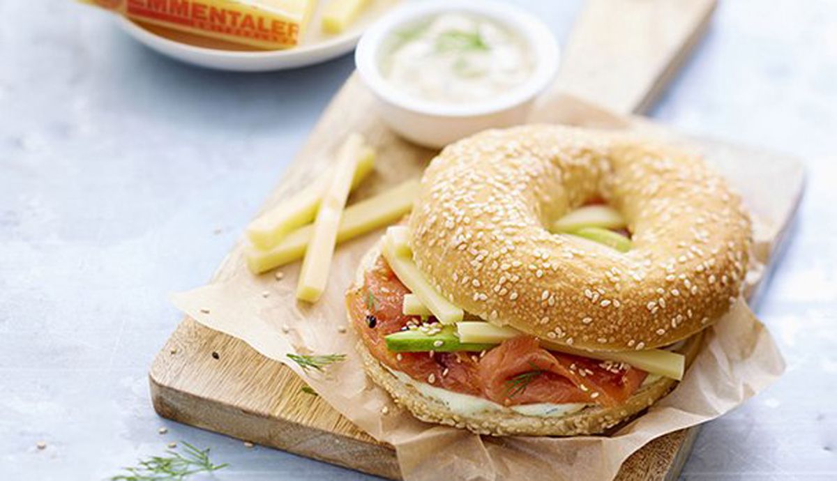 Bagel de queso emmentaler con salmón ahumado, aguacate y wasabi