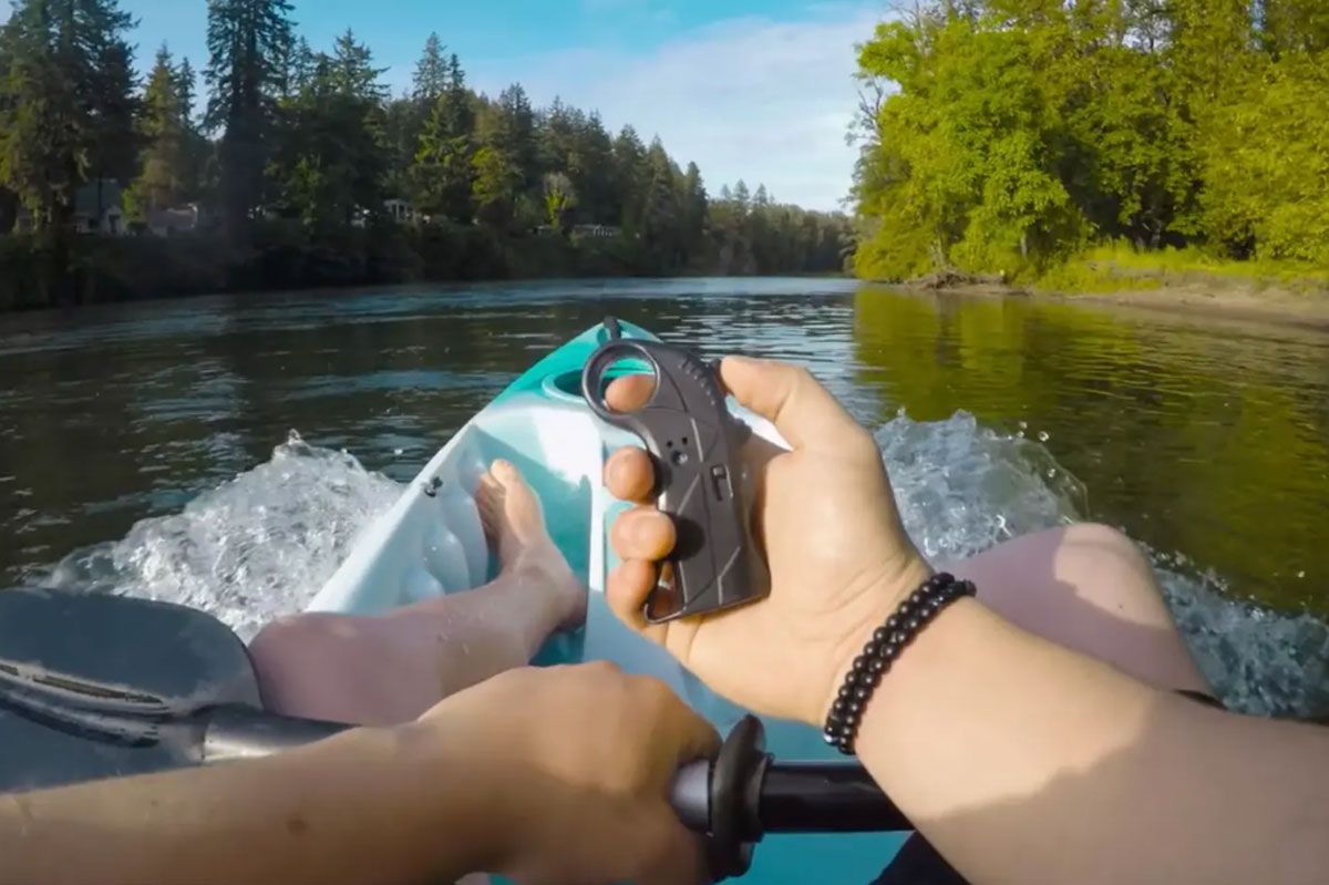 Hydrojet se controla con un mando inalámbrico que llevas en la mano