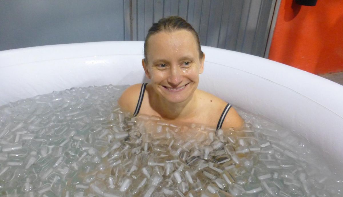 La Dra. Sari Arponen en su baño de hielo La Dra. Sari Arponen en su baño de hielo