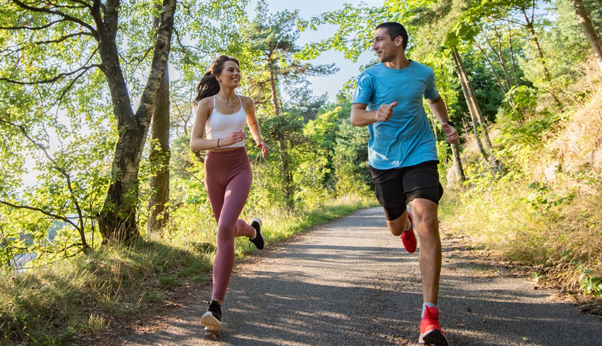 Hacer deporte en pareja puede ayudar a mantener una relac