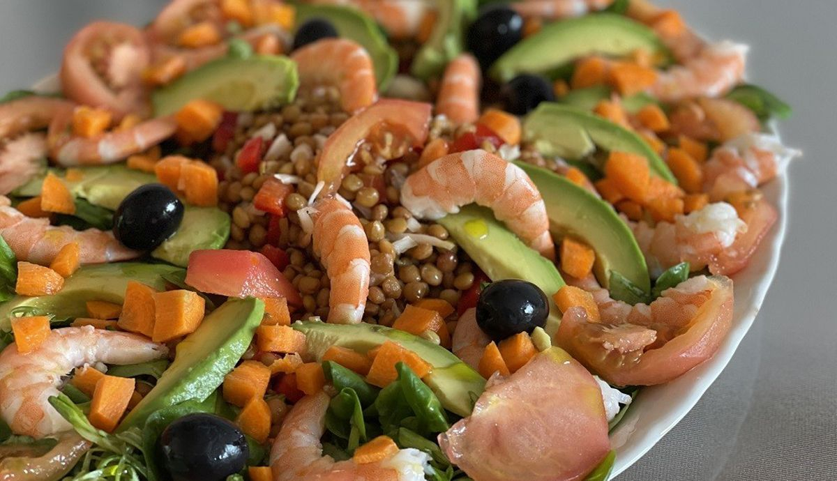 Ensalada de lentejas, gambas y aguacate. Receta de Sara Carmona