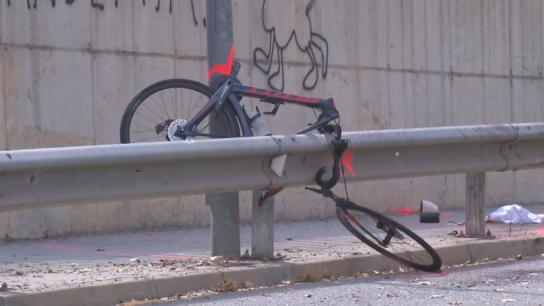 Restos de las bicicletas tras el tremendo atropello sufrido ayer por un grupo de ciclistas en Cataluña
