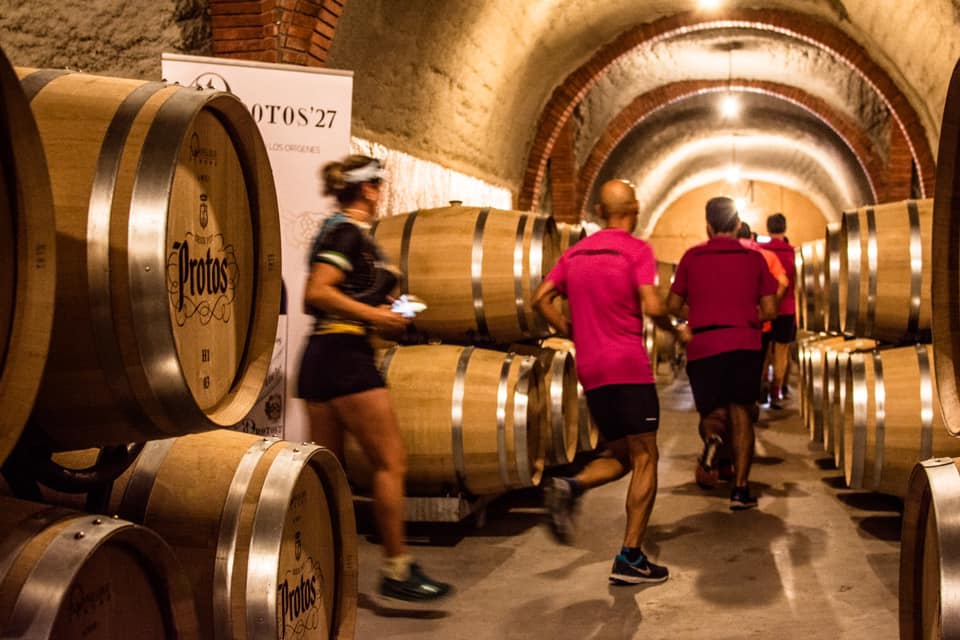 Imagen del paso por una bodega de la Ribera Run