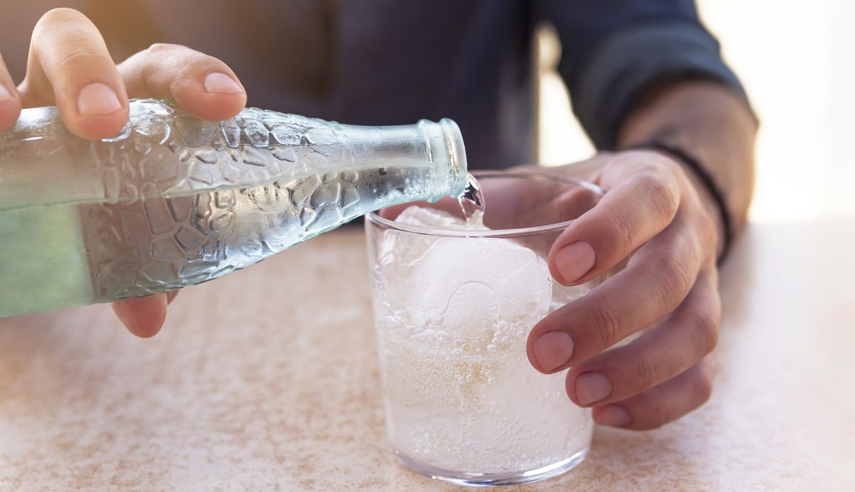 Beneficios de beber agua con gas, el refresco del verano