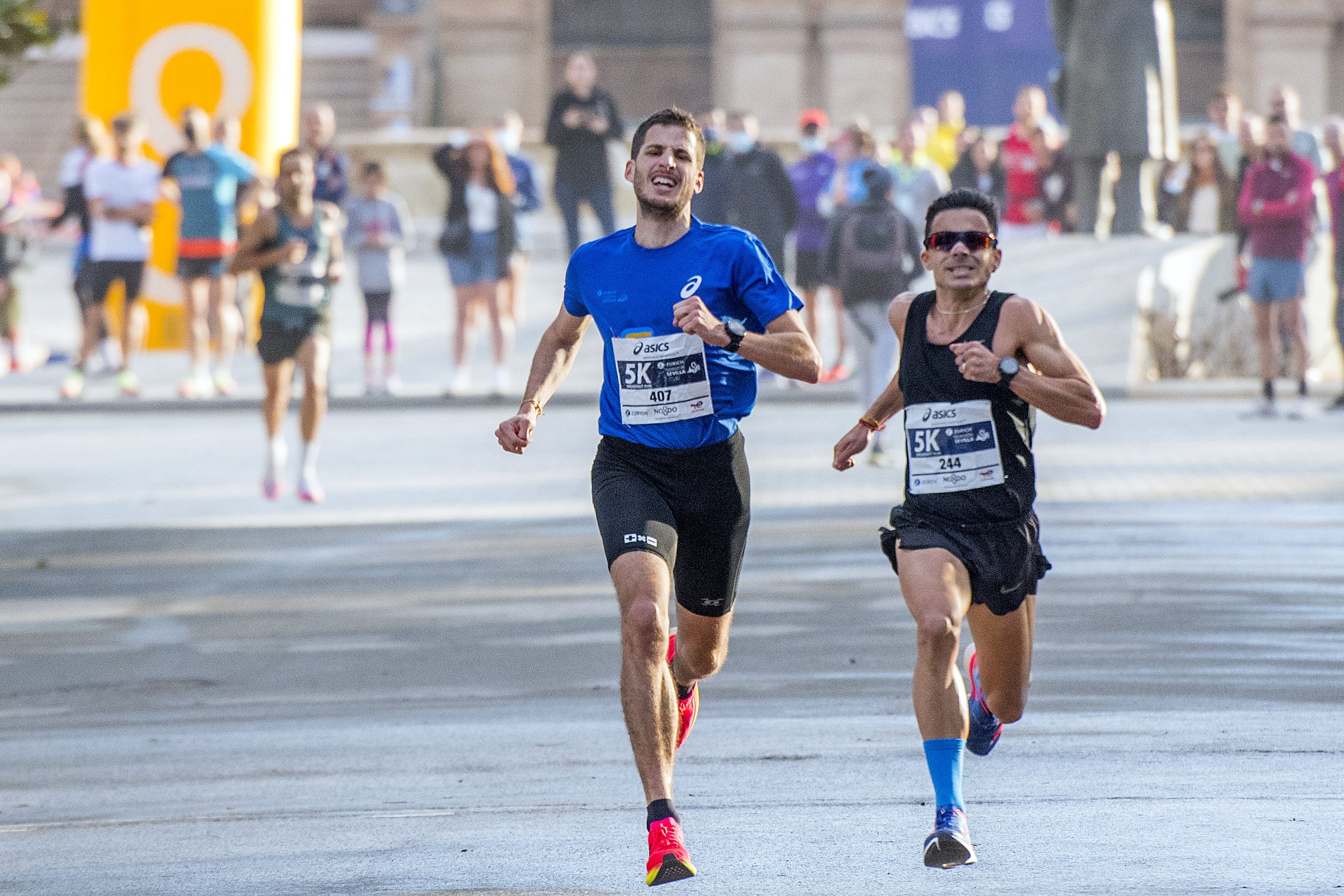 A nuestro Nacho Barranco le levantaron la cartera en el sprint durante la edición de 2021... pero acabó tan satisfecho como el resto de participantes en el 5K Breakfast Run del Zurich Maratón de Sevilla. Juanjo Úbeda.