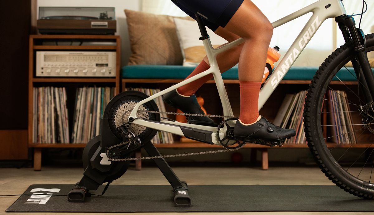 El rodillo Zwift Hub te sirve igual para tu bici de carretera o de montaña El rodillo Zwift Hub te sirve igual para tu bici de carretera o de montaña