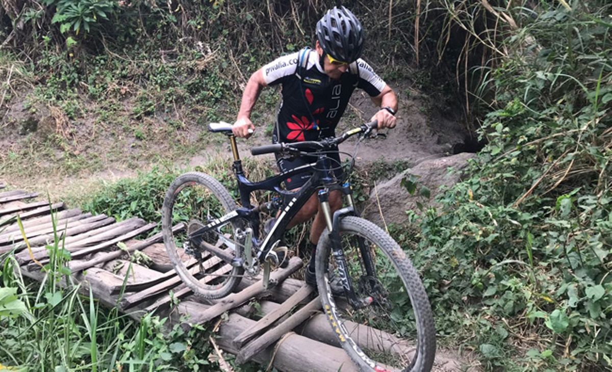 Viaje solidario en mountain bike a Uganda