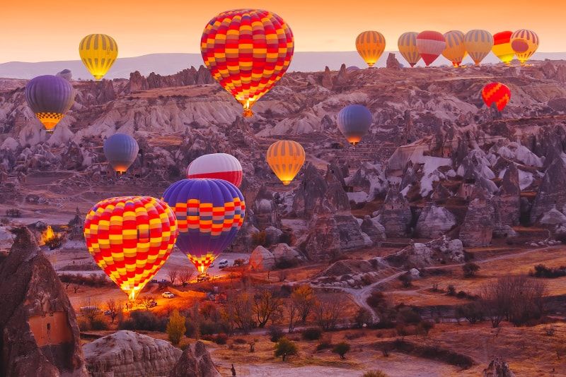 Globos volando sobre la región turca de Capadocia
