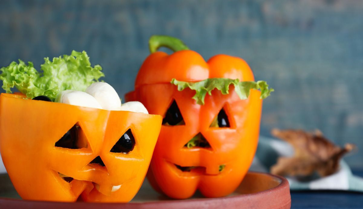 Receta de pimientos de Halloween rellenos de atún Receta de pimientos de Halloween rellenos de atún
