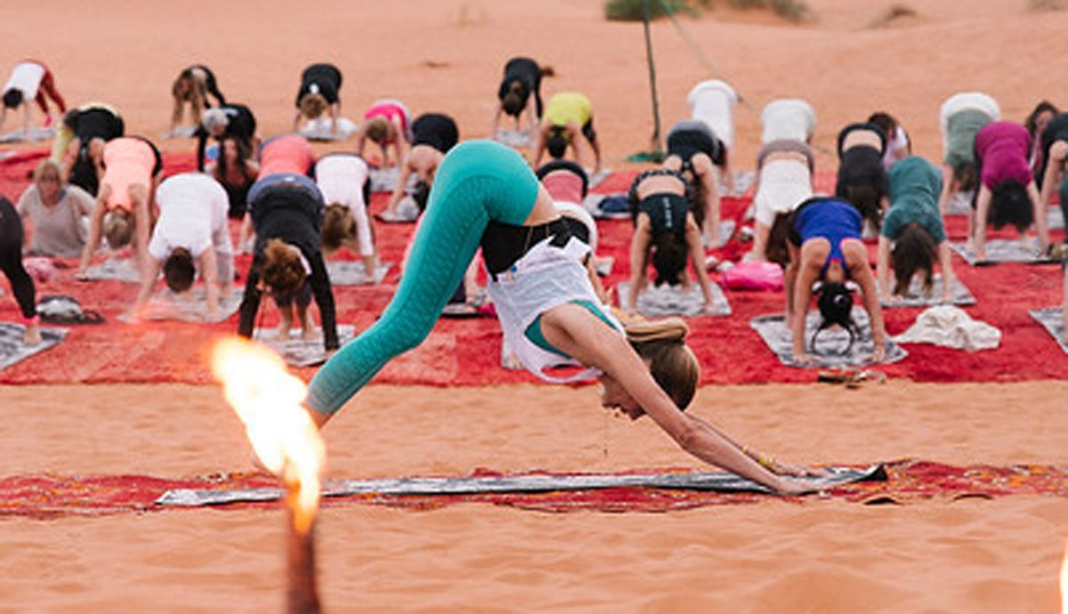 Yoga al amanecer con Veronica Blume en el desierto Yoga al amanecer con Veronica Blume en el desierto