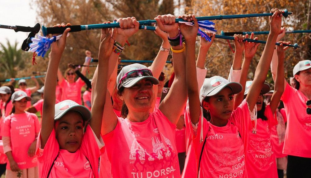 Yola con las niñas marroquís marea rosa en la DWS 2022 en Marruecos Yola con las niñas marroquís marea rosa en la DWS 2022 en Marruecos
