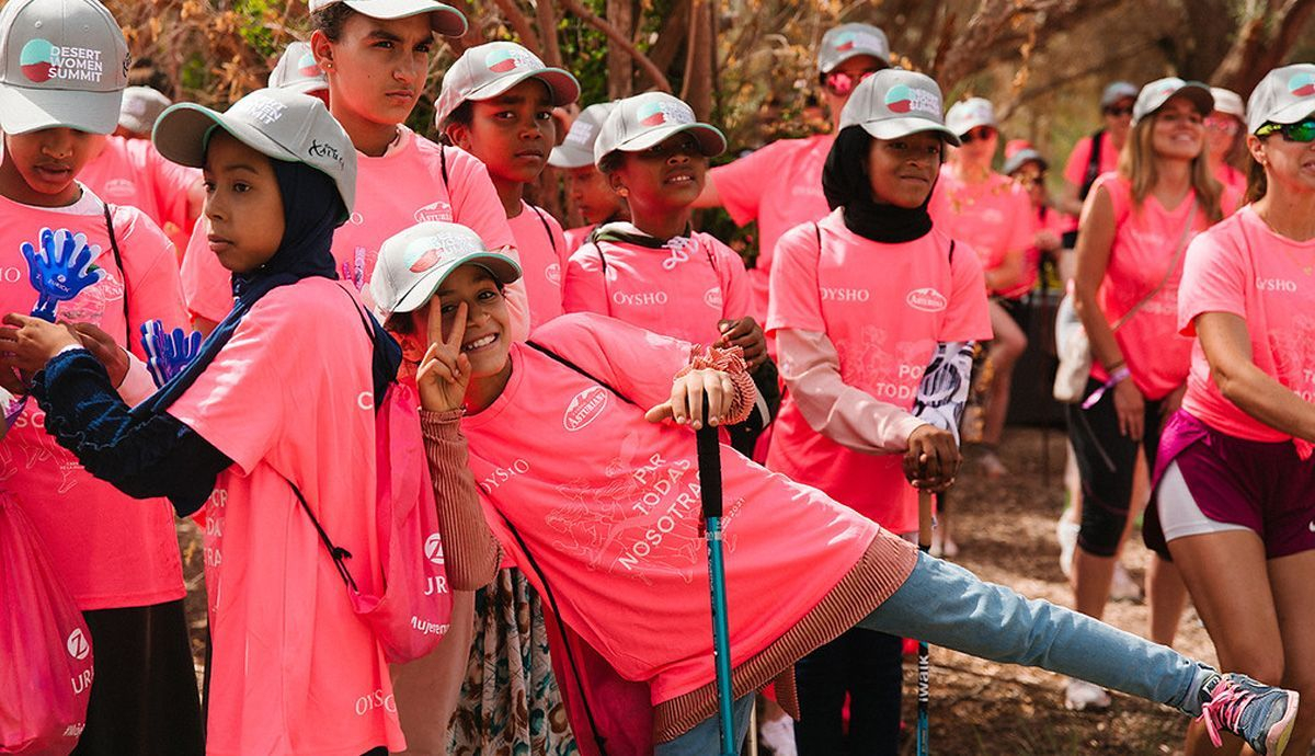 Niñas de la DWS 2022 de Marruecos jugando con la camiseta de la carrera de la mujer Niñas de la DWS 2022 de Marruecos jugando con la camiseta de la carrera de la mujer