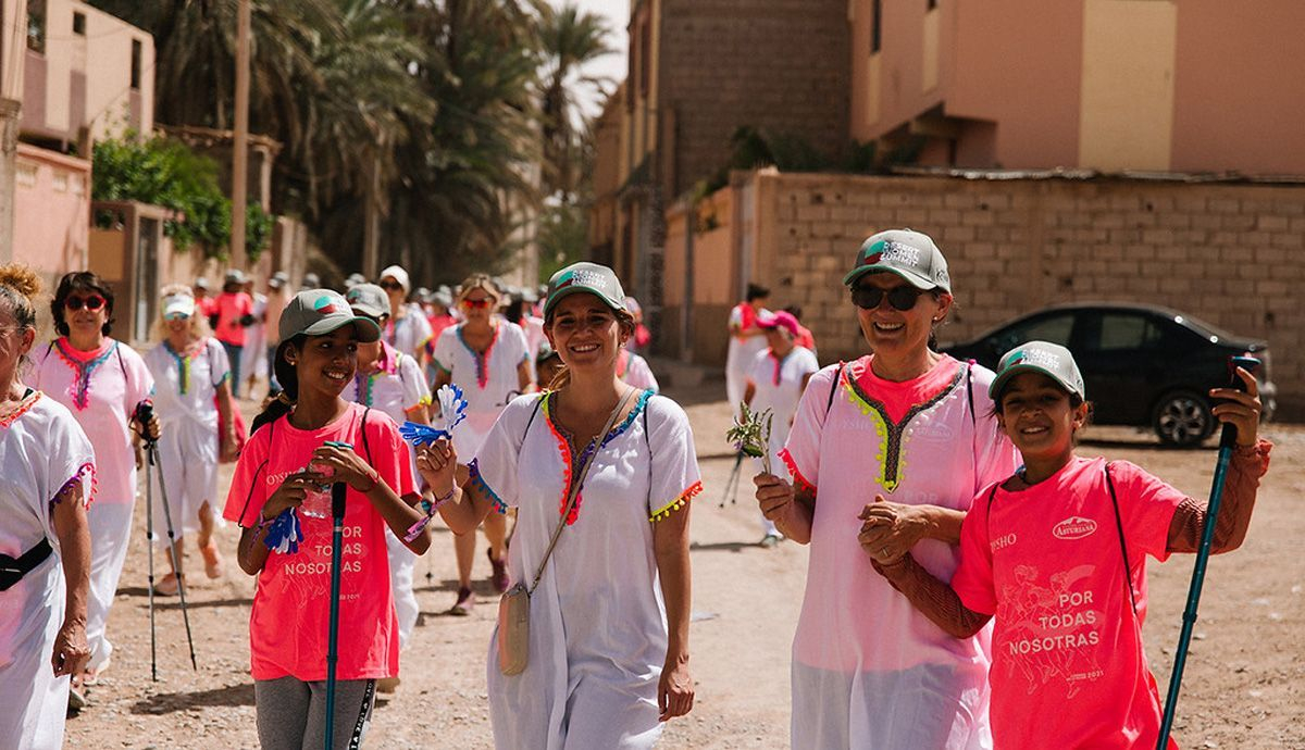 Andando por la kasbah de Maadib en la marcha de la carrera dela mujer de la DWS 2022 Andando por la kasbah de Maadib en la marcha de la carrera dela mujer de la DWS 2022