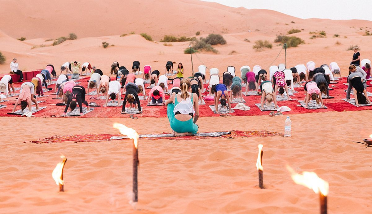 Yoga en el desierto al amanecer con Verónica Blume Yoga en el desierto al amanecer con Verónica Blume