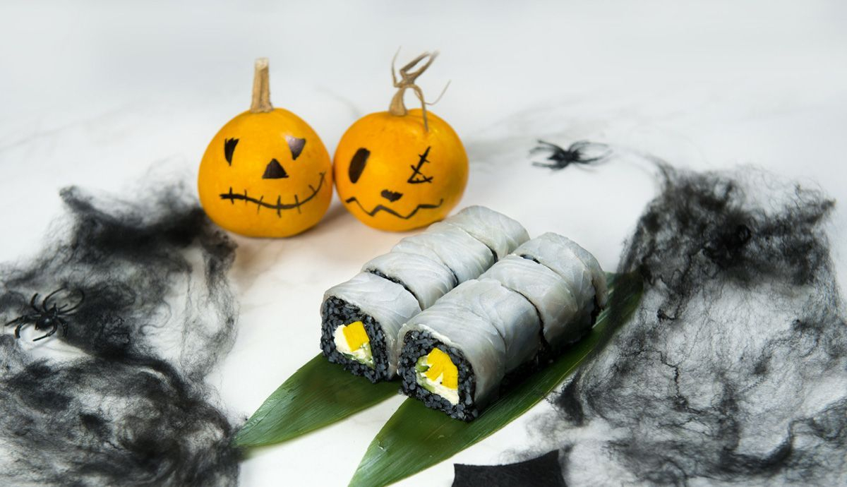 Sushi de Halloween con sardinillas con pepino y mermelada de naranja Sushi de Halloween con sardinillas con pepino y mermelada de naranja