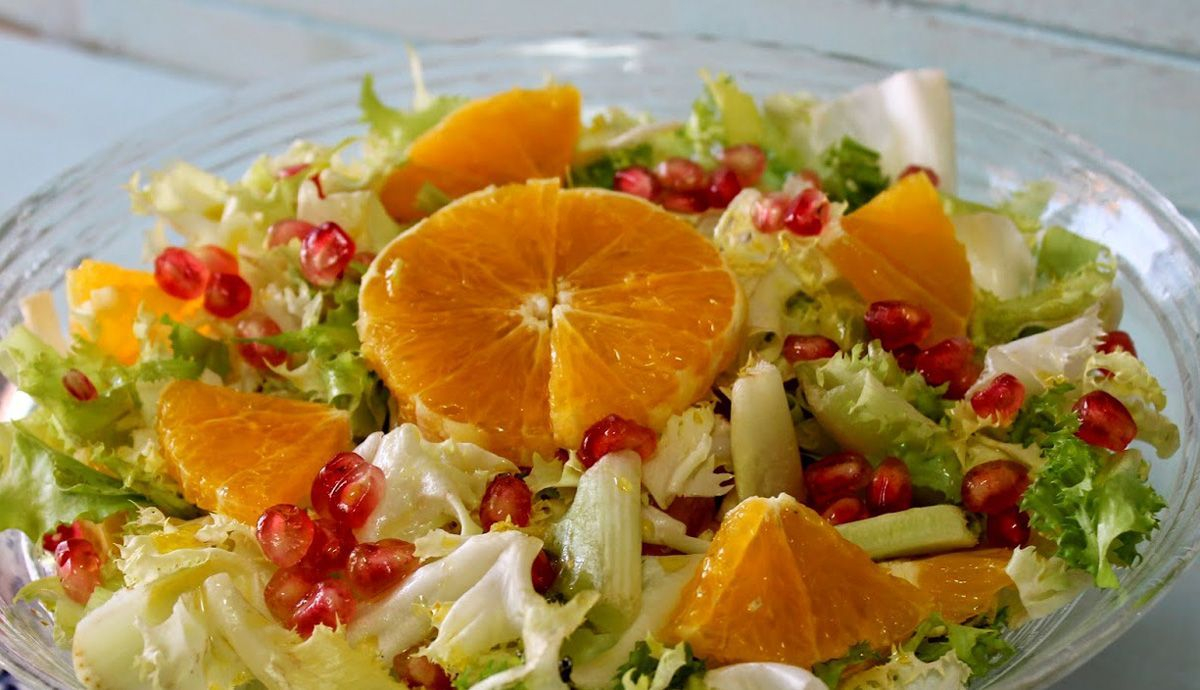 Ensalada de escarola., granada y naranja Ensalada de escarola., granada y naranja