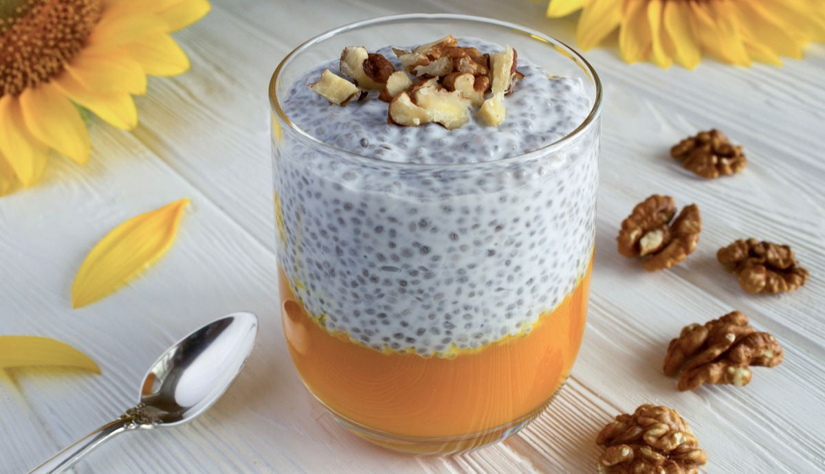 Receta de postre de copa de crema de calabaza con semillas de chía y nueces Receta de postre de copa de crema de calabaza con semillas de chía y nueces