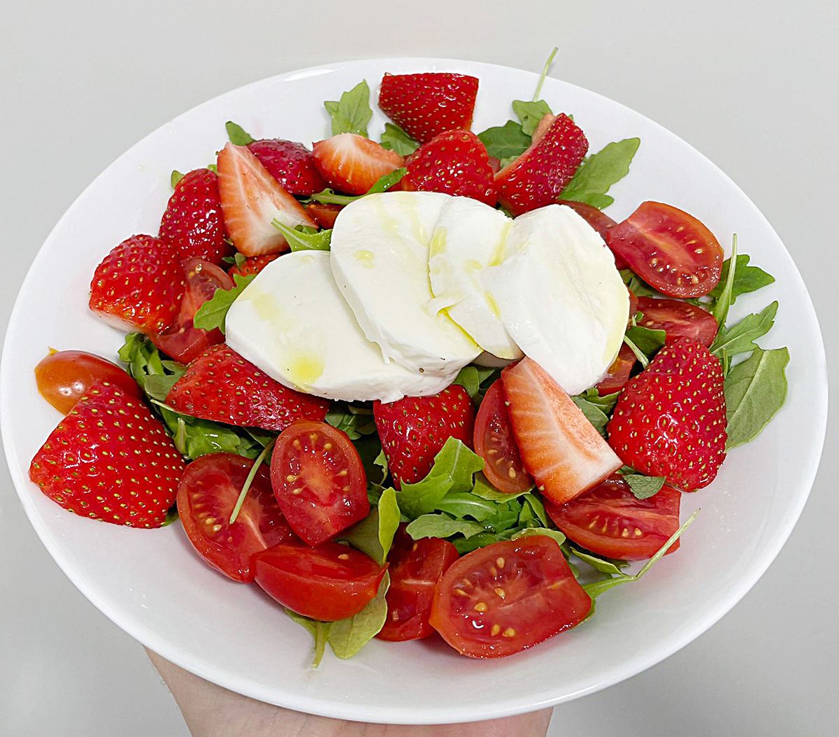 Ensalada de tomate con rúcula, fresas y mozzarela Raquel Capel Ensalada de tomate con rúcula, fresas y mozzarela Raquel Capel