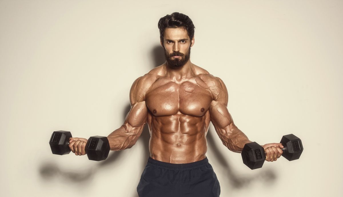 El secreto para ganar más músculo con menos tiempo en el gimnasio está en 'bajar' pesas