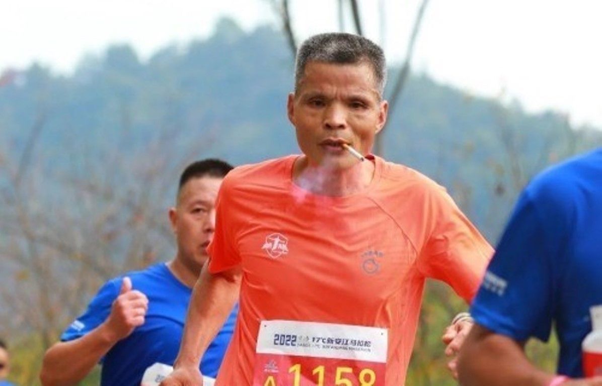 ¡Corre un maratón en tres horas y media mientras se fuma un paquete de tabaco!