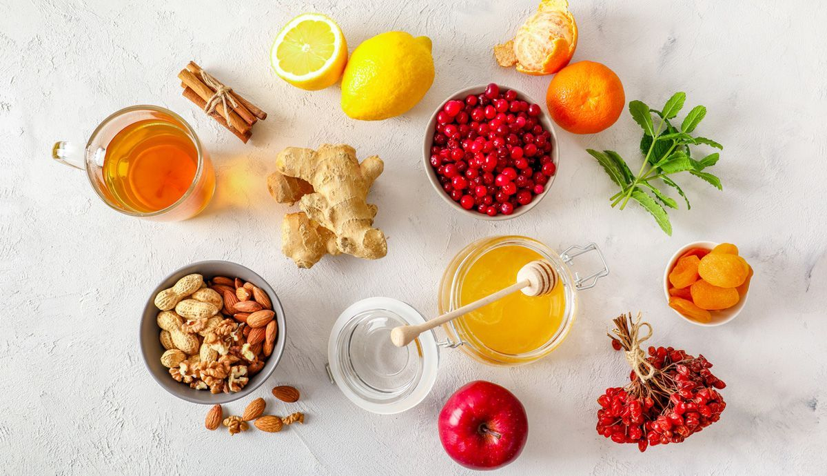 Alimentos ricos en flavonoides, té, manzanas, nueces, cítricos, frutos del bosque Alimentos ricos en flavonoides, té, manzanas, nueces, cítricos, frutos del bosque