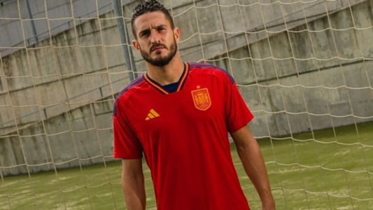 Koke con la camiseta oficial adidas la selección española para el Mundial de Qatar.